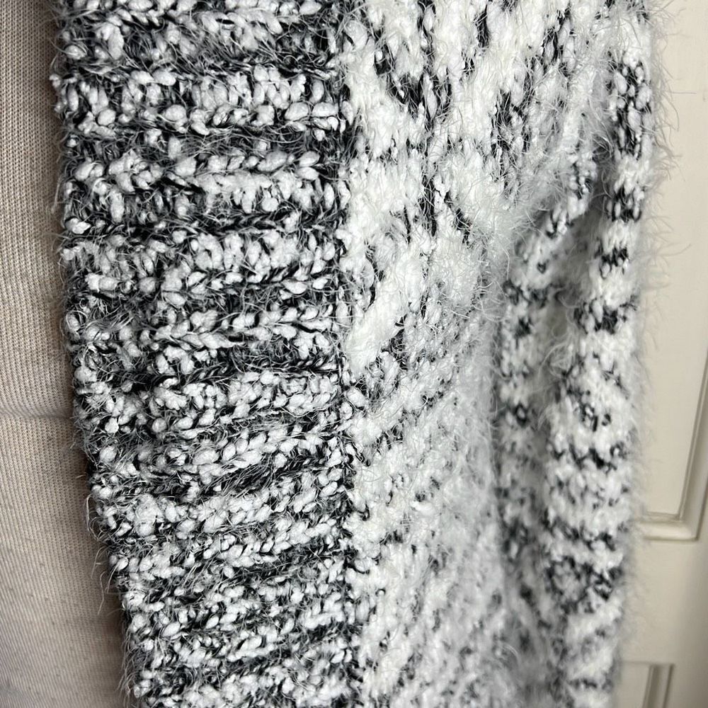 BB DAKOTA A STAR IS WARM EYELASH CARDIGAN Size Small New - Picture 4 of 8